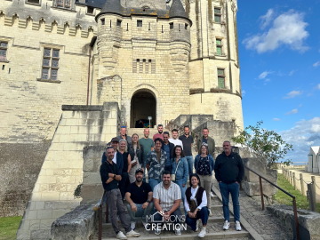 Équipe de Maisons Création et Maisons Extension lors d’un séminaire à Saumur en 2025, participant à des activités de team building et renforçant la cohésion entre les agences de Cesson, Saint-Malo et Dinan. Équipe de Maisons Création et Maisons Extension lors d’un séminaire à Saumur en 2025, participant à des activités de team building et renforçant la cohésion entre les agences de Cesson, Saint-Malo et Dinan.