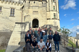 Équipe de Maisons Création et Maisons Extension lors d’un séminaire à Saumur en 2025, participant à des activités de team building et renforçant la cohésion entre les agences de Cesson, Saint-Malo et Dinan.