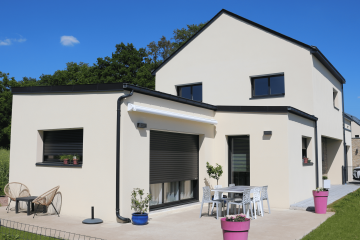 Maison à étage contemporaine avec toiture monopente et double pente, grande terrasse extérieure