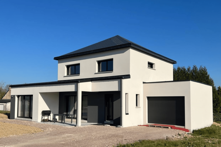 Maison contemporaine à étage avec toiture 4 pans, façades en enduit blanc, garage intégré, terrasse couverte et grandes baies vitrées